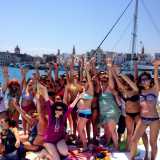 Ragazze in barca, in partenza dal porto di Monopoli, pronte per una festa